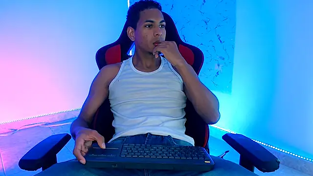 lorian vikel online show from October 27, 9:39 pm