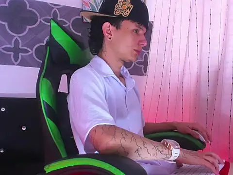 Skinny batman online show from December 4, 9:33 pm