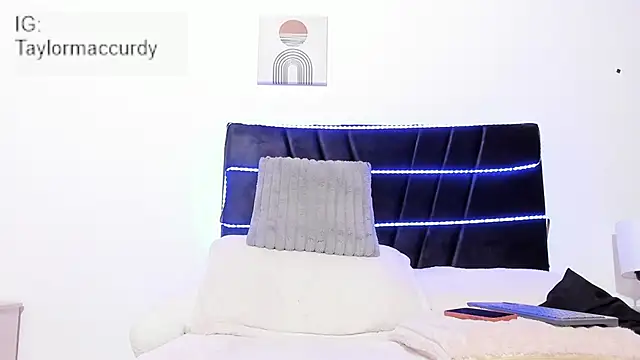 Taylormaccurdy  online show from December 5, 4:03 pm