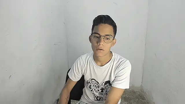 Snapshot of Deivi_colins_23 chatting on October 25, 2:02 am Deivi colins 23 online show from October 25, 2:02 am