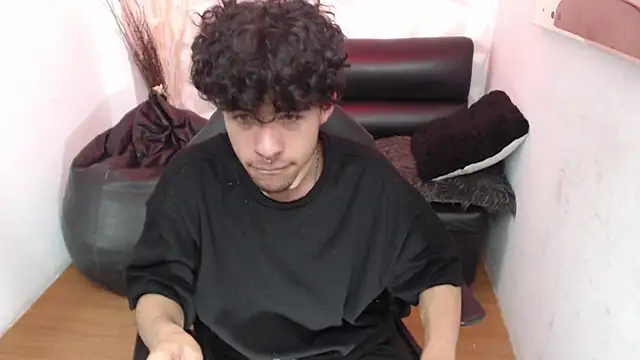 Snapshot of Liil_boy chatting on October 23, 3:32 am Liil boy online show from October 23, 3:32 am