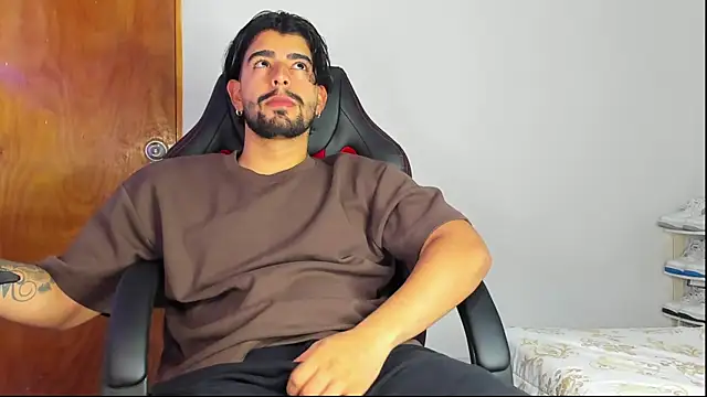 maximo black  online show from November 19, 10:20 pm