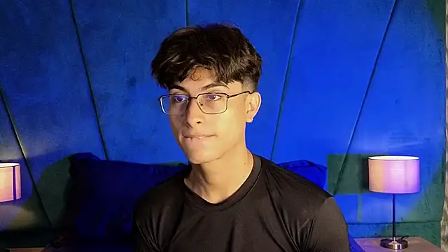 Aaron Eze online show from December 2, 10:02 pm