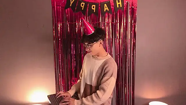 Aaron Eze online show from April 8, 12:36 pm