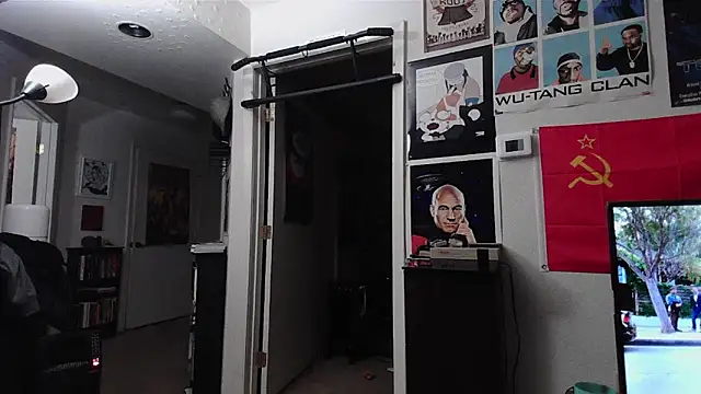 biggerisbetter12 online show from February 8, 6:19 am