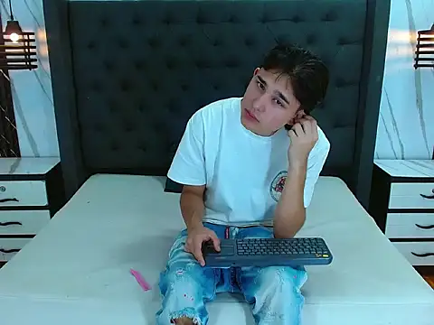 Tom 0001 online show from December 18, 1:07 pm