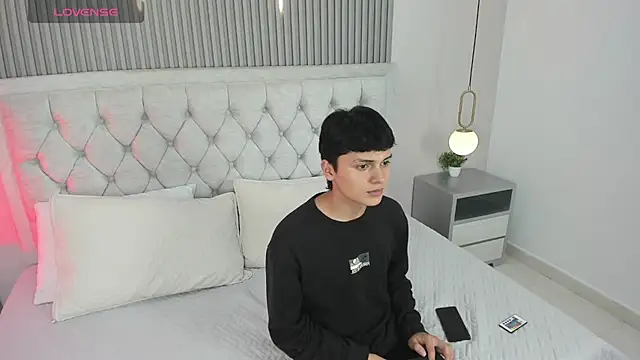 Maxii18  online show from December 5, 7:10 pm