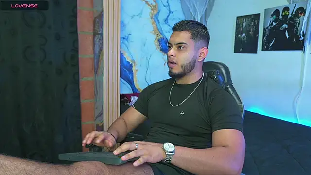 Tiler wolker online show from November 13, 11:30 pm