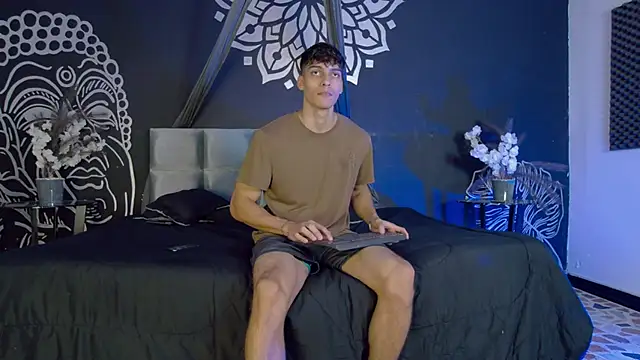 AlessioVitale online show from November 5, 12:40 pm