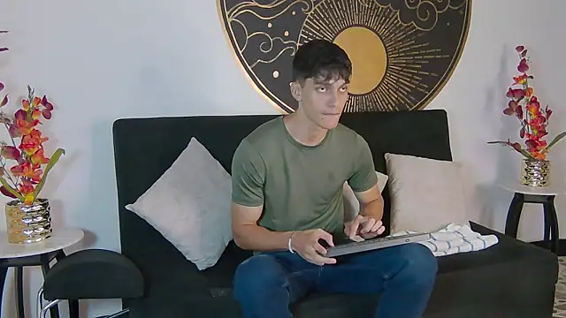 AlessioVitale online show from November 12, 12:33 pm