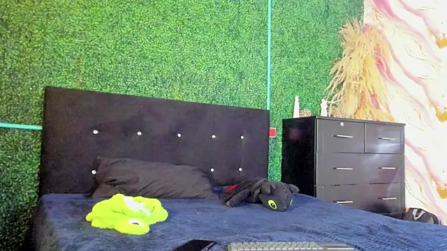 Leo Glow online show from February 25, 1:01 pm