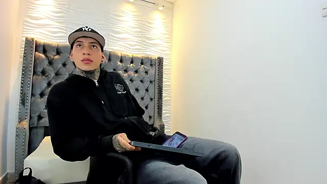 DANTE ARMSTRONG online show from December 19, 3:47 am