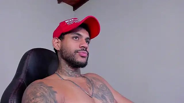 LuigiVitale 1 online show from December 5, 1:56 am