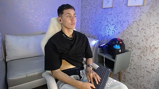 LoganFoster  online show from December 15, 11:35 pm