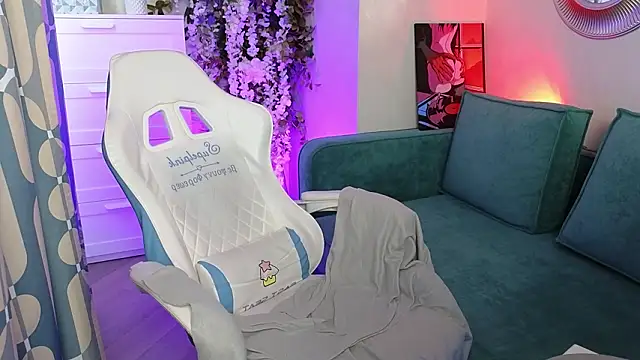 MoonlinSkinn online show from March 2, 5:08 am