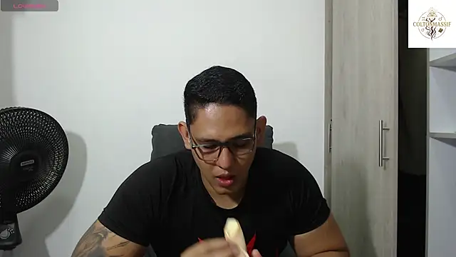 coltonmassiff online show from March 28, 12:49 pm