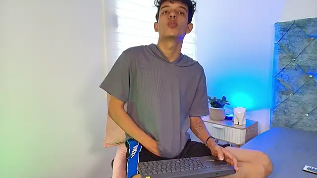 maxfrost 1 online show from December 22, 7:33 pm