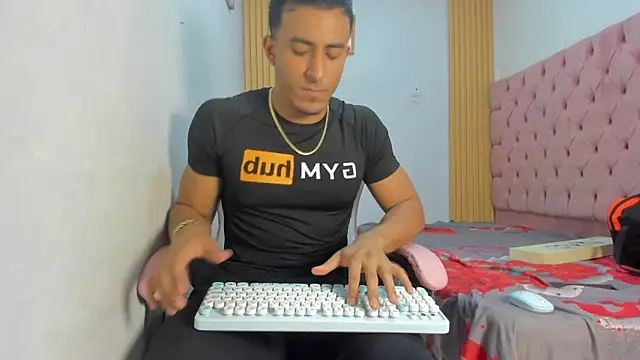 axelsavage042 online show from January 12, 7:40 pm