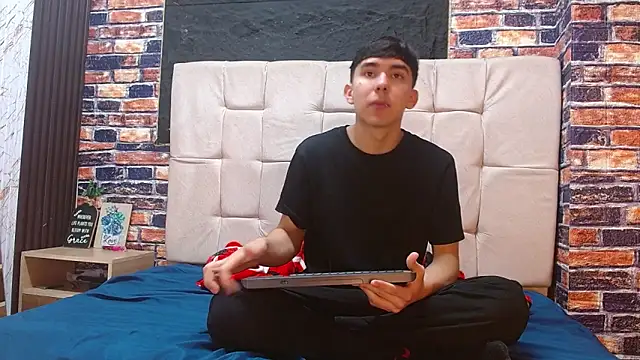 massimoferrera303av online show from February 19, 6:48 pm