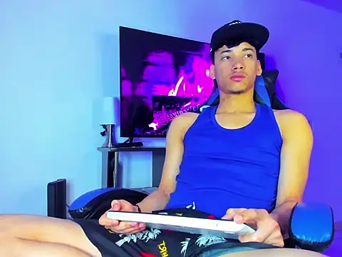 Lyam Russo online show from March 31, 8:27 am