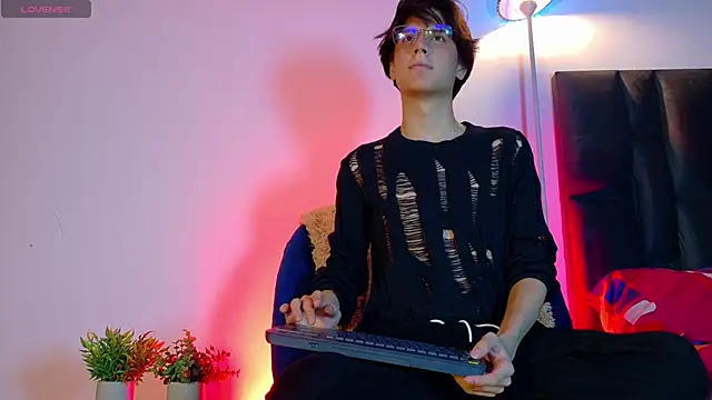 lui x dust online show from April 14, 3:28 am