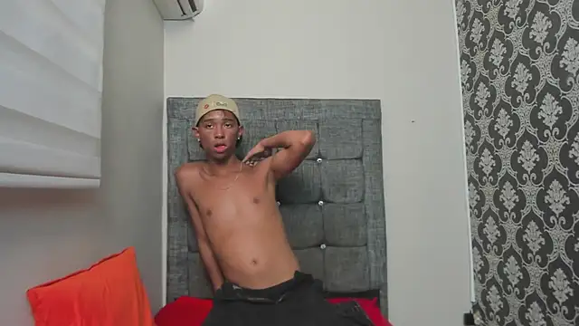 Little Twink19x online show from February 27, 7:46 pm