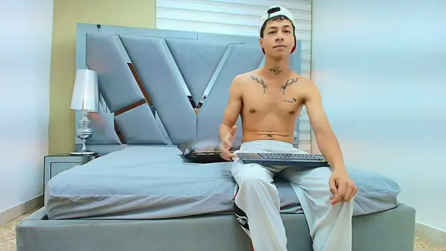 HENRY GREEN2 online show from April 2, 7:33 pm