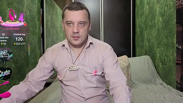 Snapshot of DanielOhCool chatting on October 18, 6:51 am DanielOhCool online show from October 18, 6:51 am