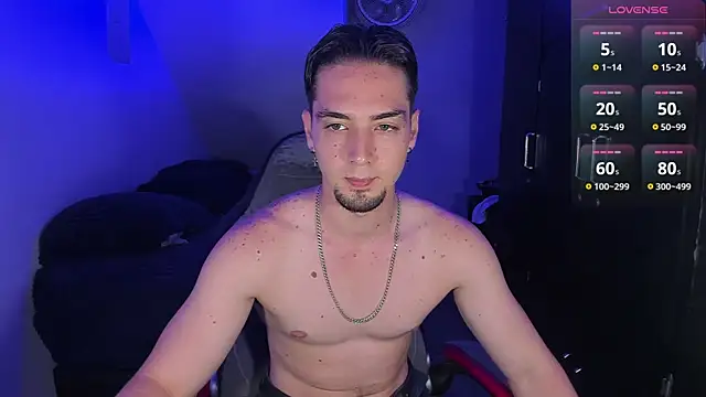 Snapshot of Alex_smith00 chatting on October 15, 11:23 pm Alex smith00 online show from October 15, 11:23 pm