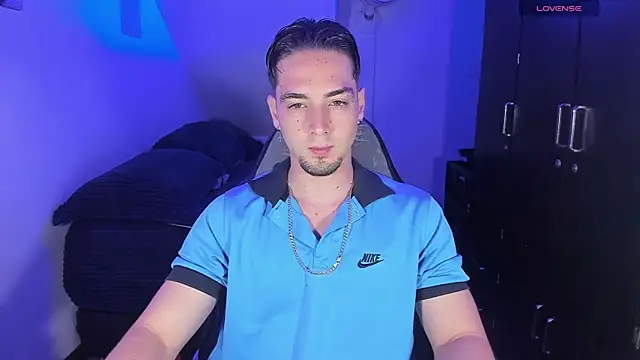 Snapshot of Alex_smith00 chatting on October 7, 11:42 pm Alex smith00 online show from October 7, 11:42 pm