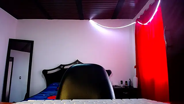 Snapshot of Deiby_casas chatting on February 23, 9:58 pm Deiby casas online show from February 23, 9:58 pm