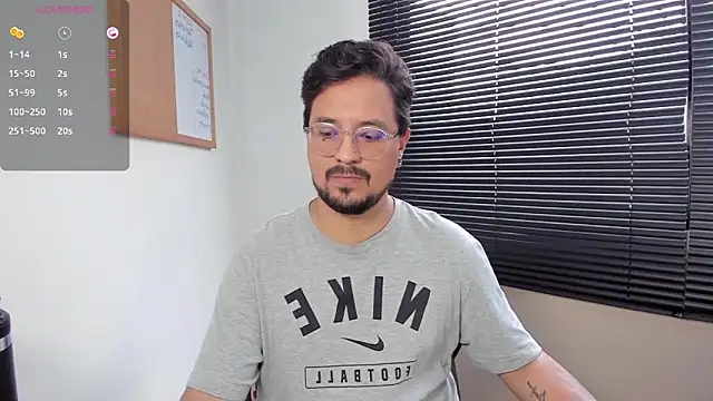 Snapshot of DaviidEvans_ chatting on December 2, 2:17 pm DaviidEvans  online show from December 2, 2:17 pm