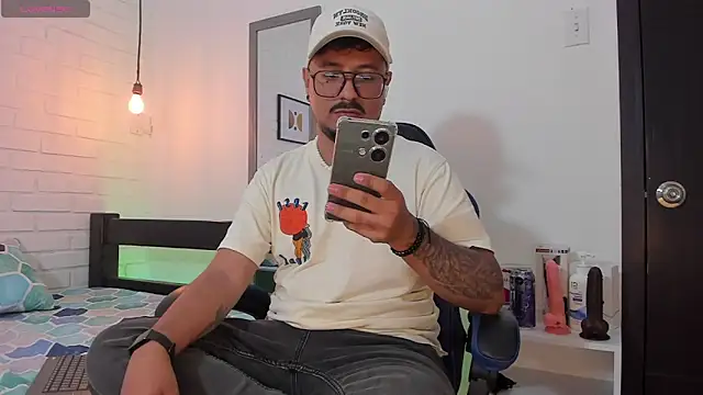Snapshot of DaviidEvans_ chatting on October 11, 8:29 am DaviidEvans  online show from October 11, 8:29 am