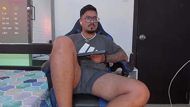 Snapshot of DaviidEvans_ chatting on October 13, 10:10 am DaviidEvans  online show from October 13, 10:10 am