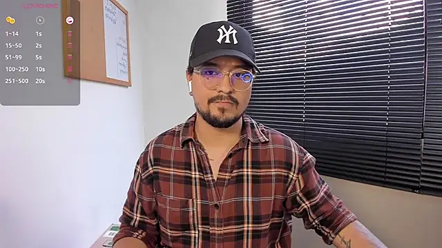 Snapshot of DaviidEvans_ chatting on December 7, 6:37 pm DaviidEvans  online show from December 7, 6:37 pm