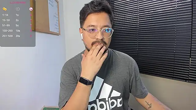 Snapshot of DaviidEvans_ chatting on December 17, 10:22 pm DaviidEvans  online show from December 17, 10:22 pm