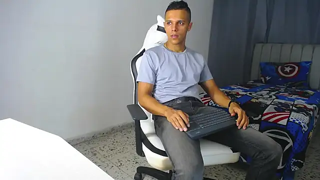 Snapshot of DavidAngell7 chatting on February 1, 1:23 am DavidAngell7 online show from February 1, 1:23 am