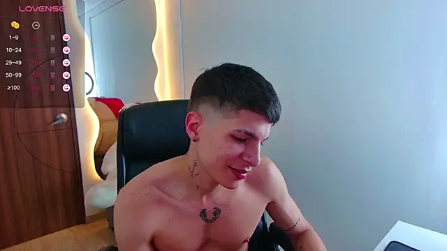 Snapshot of harrisoncuper chatting on January 14, 1:58 am harrisoncuper online show from January 14, 1:58 am