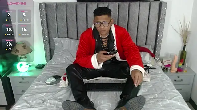 TomLover 12 online show from December 18, 9:40 pm