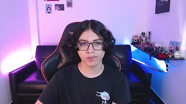 Snapshot of malik_harrison__ chatting on December 15, 3:31 pm malik harrison   online show from December 15, 3:31 pm