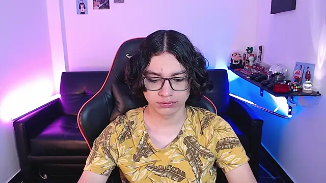 Snapshot of malik_harrison__ chatting on December 17, 2:44 pm malik harrison   online show from December 17, 2:44 pm