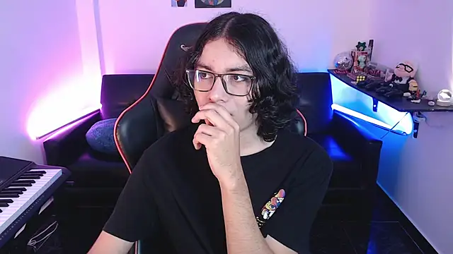 Snapshot of malik_harrison__ chatting on February 24, 2:15 pm malik harrison   online show from February 24, 2:15 pm