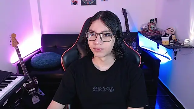 Snapshot of malik_harrison__ chatting on March 13, 2:44 pm malik harrison   online show from March 13, 2:44 pm