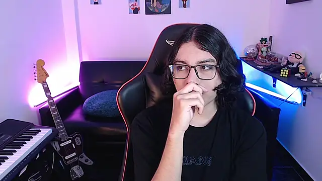 Snapshot of malik_harrison__ chatting on March 6, 4:17 pm malik harrison   online show from March 6, 4:17 pm