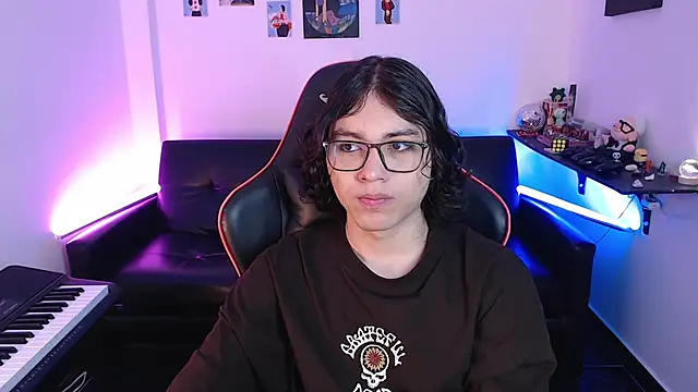 Snapshot of malik_harrison__ chatting on February 14, 3:26 pm malik harrison   online show from February 14, 3:26 pm