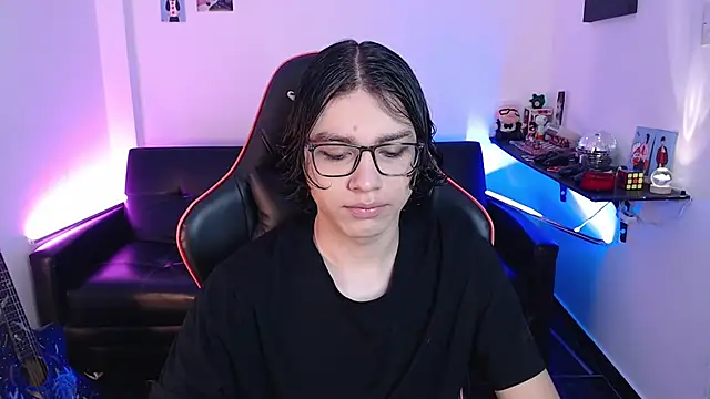 Snapshot of malik_harrison__ chatting on December 23, 2:50 pm malik harrison   online show from December 23, 2:50 pm