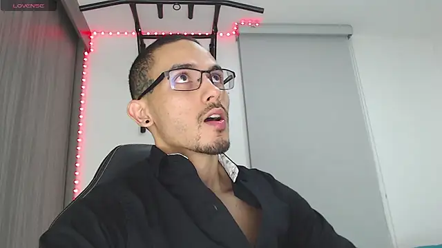 russthiago online show from March 6, 1:35 pm