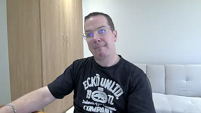 BrettJ81 online show from January 8, 2:00 pm