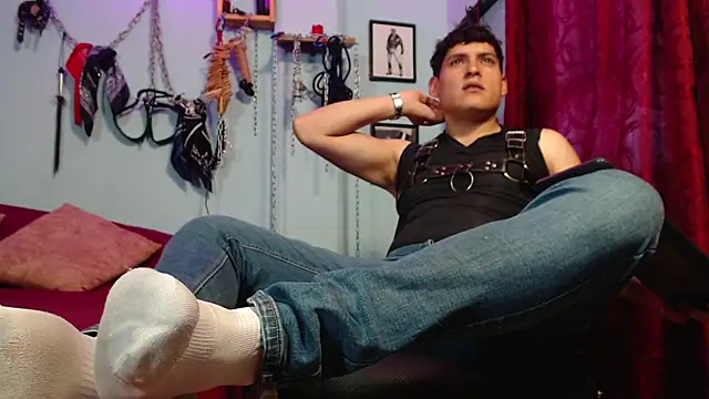 dom2travelersss online show from November 30, 1:35 pm